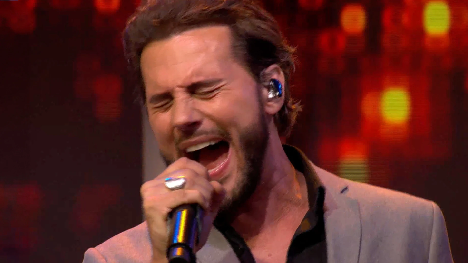 Bouke trakteert De Oranjezomer-studio op meerdere hits tijdens de commercialbreak