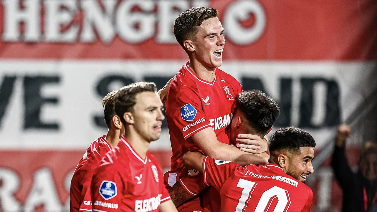FC Twente doet goede zaken richting play-offs Conference League na overwinning op FC Riga