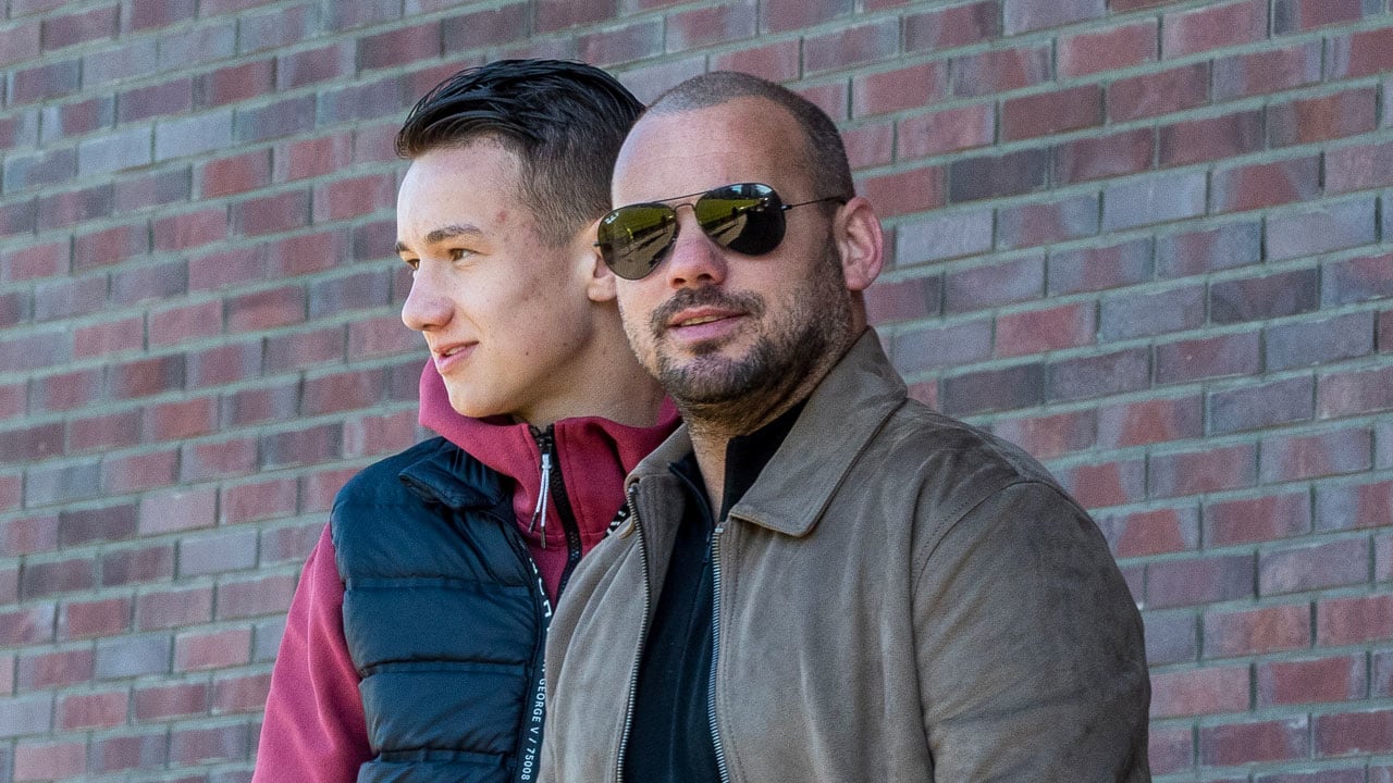 Zoon Wesley Sneijder tekent eerste profcontract bij FC Utrecht