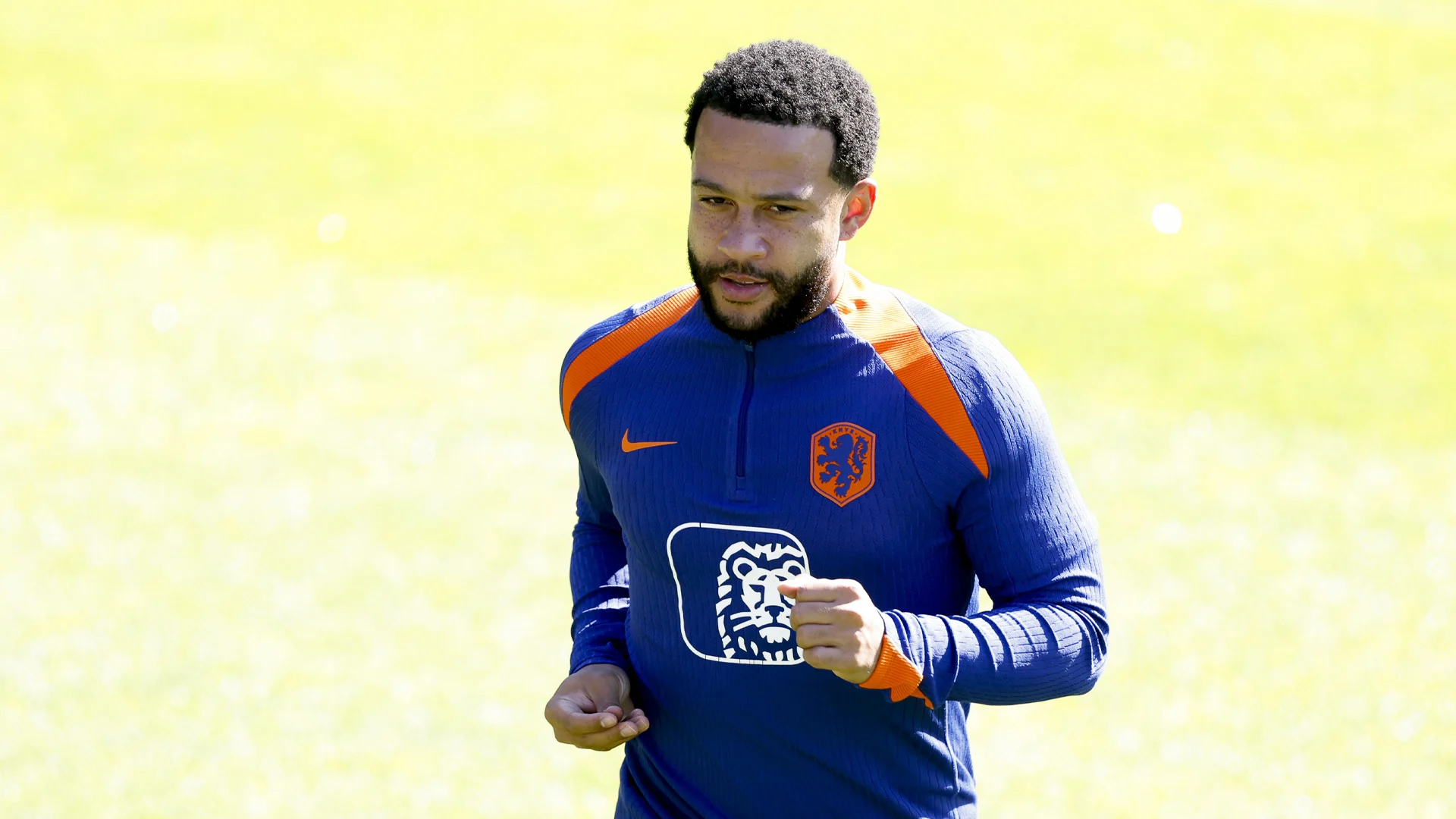 Memphis meldt zich op trainingsveld Oranje