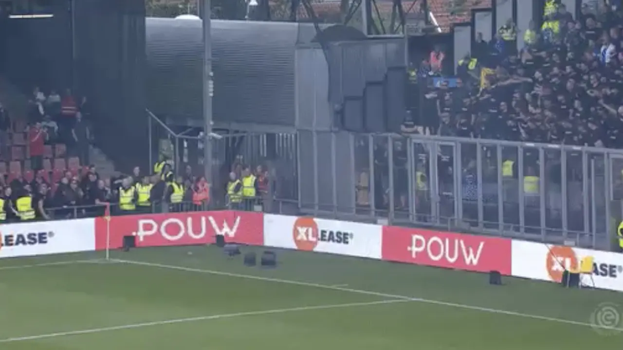 IJsselderby twee keer stilgelegd: supporters gooien met vuurwerk en stoeltjes