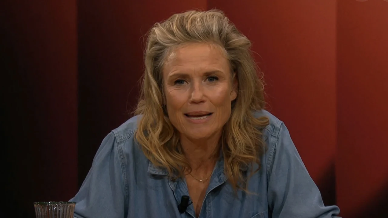 Sophie Hilbrand bedankt kijkers in haar laatste Bar Laat: 'Ik vond het te gek om hier te zitten'