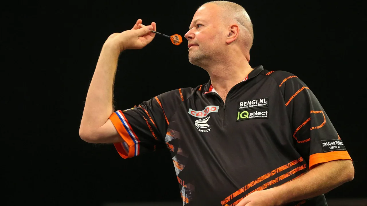 VIDEO: Vijfvoudig wereldkampioen Van Barneveld gooit negendarter in Duitsland