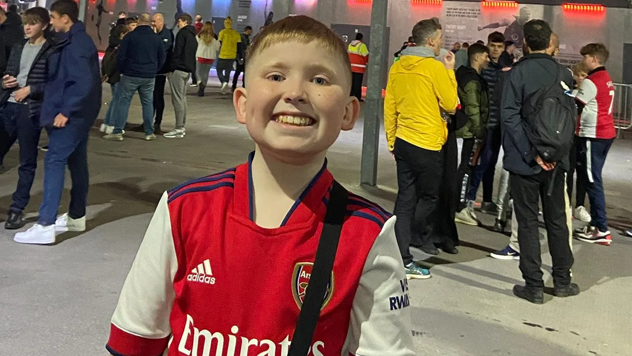 Arsenal-spits Lacazette nodigt verdrietige fan uit: 'Pesters zullen nooit winnen!'