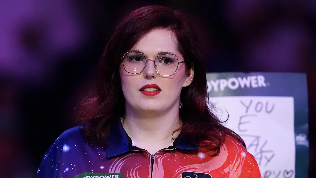 Dartster Noa-Lynn van Leuven mag niet meer meedoen aan vrouwentoernooien van PDC