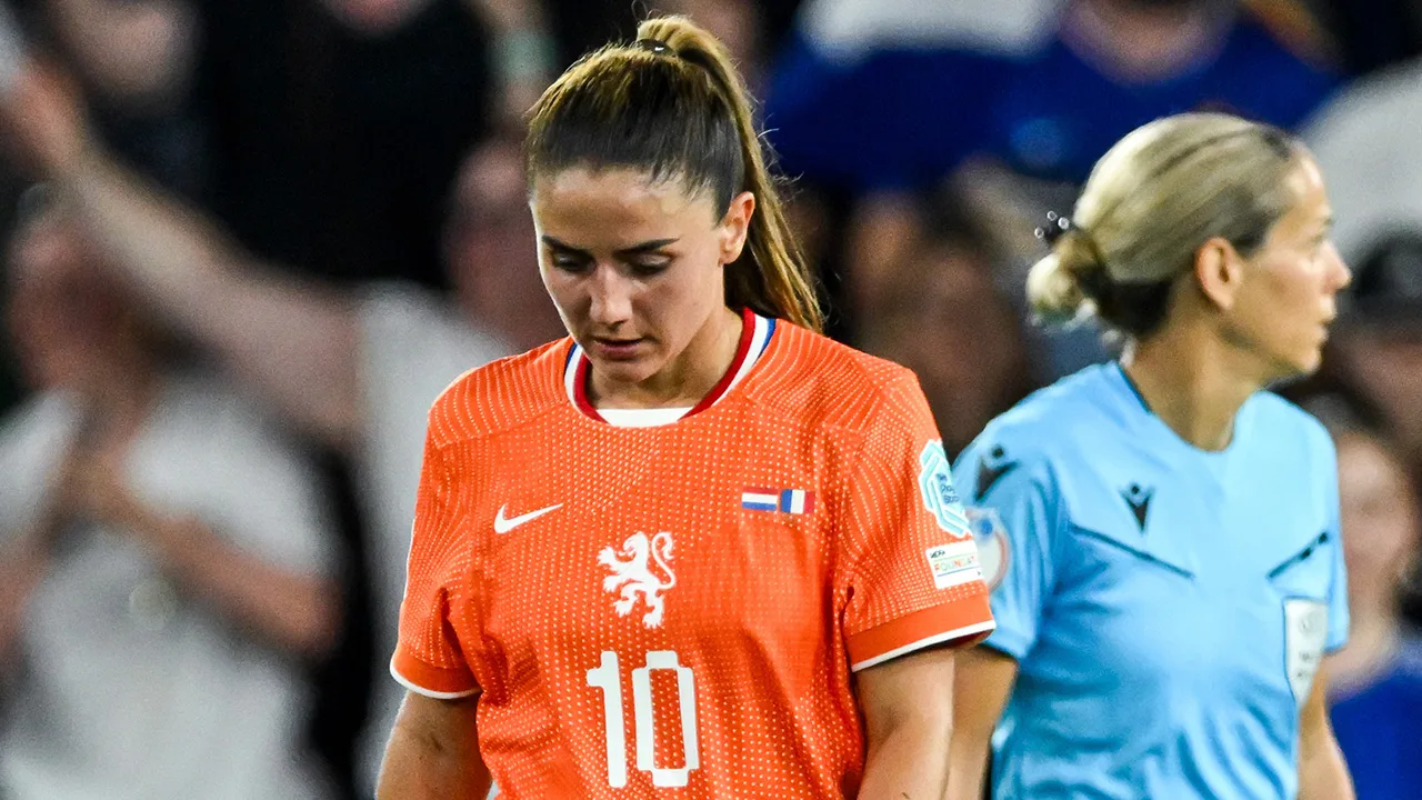 Dappere Oranje Leeuwinnen in de tweede helft hard onderuit tegen Frankrijk