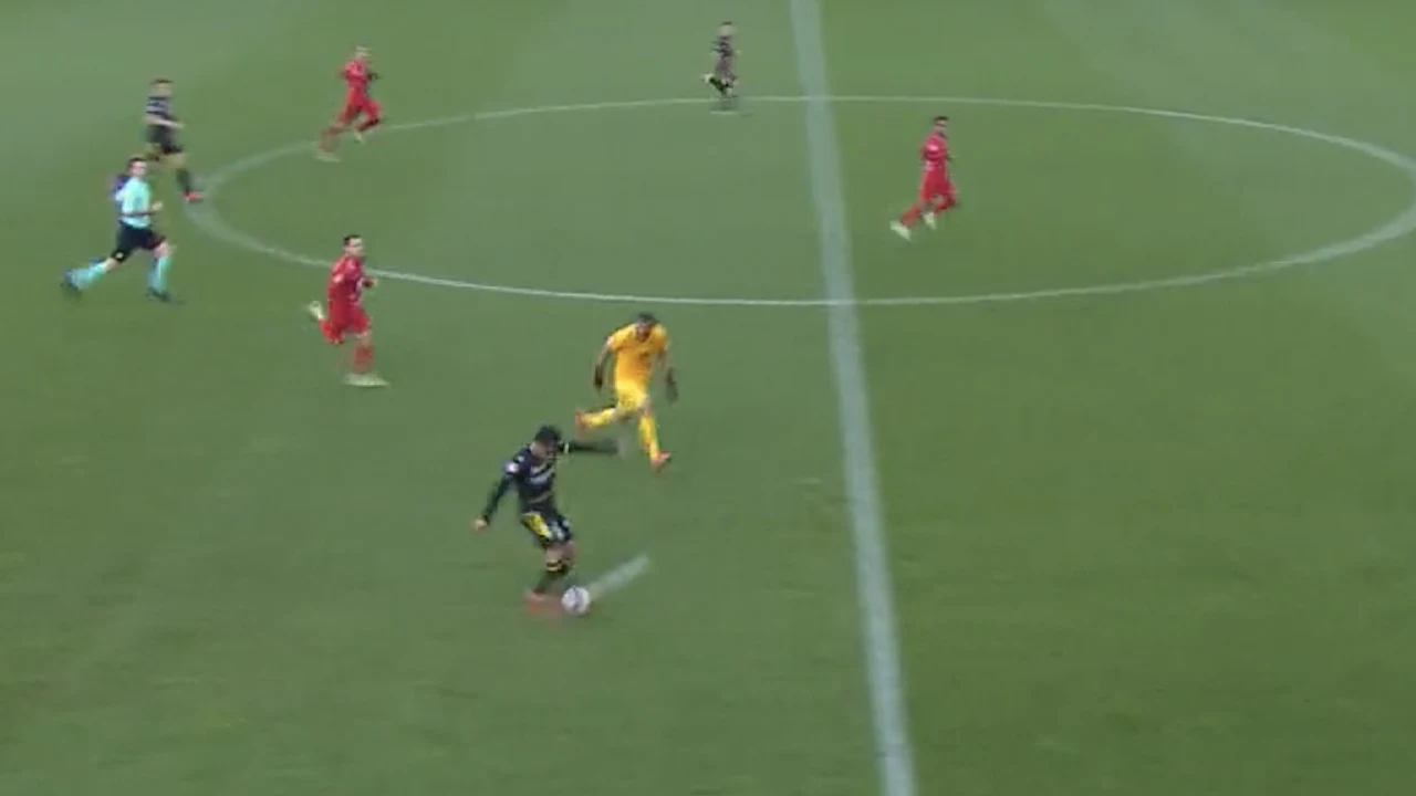 VIDEOGOAL: ADO-speler Besuijen maakt prachtige goal vanaf eigen helft