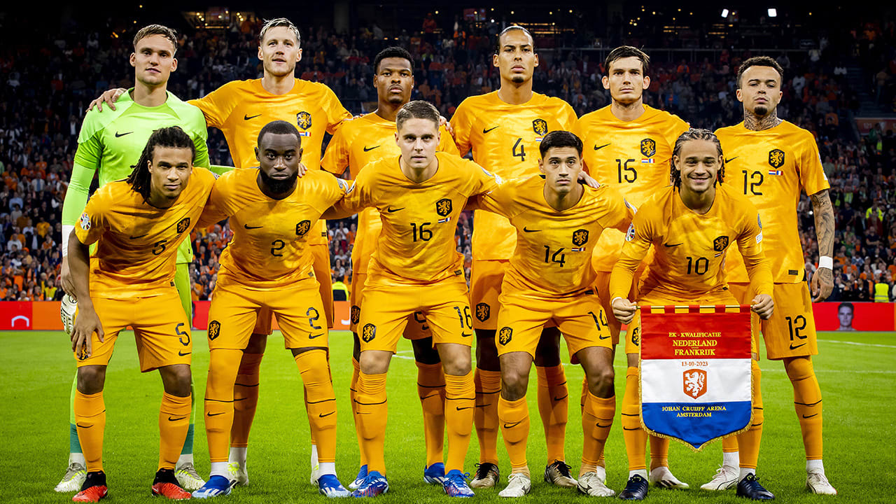 KNVB voorziet kinderen in Amalia kinderziekenhuis van Oranje ok-shirts