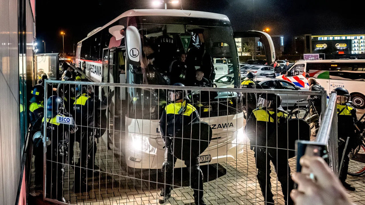 'Beveiliger AZ ernstig mishandeld door spelers Legia Warschau'