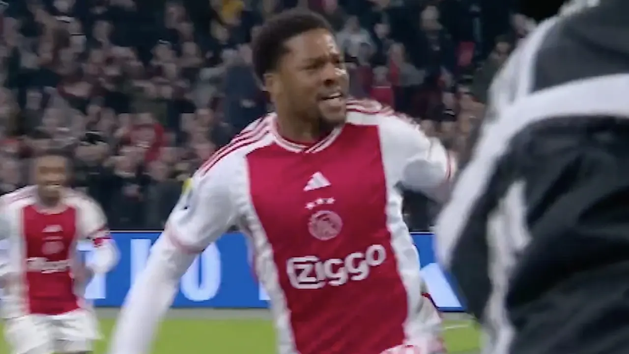 Videogoal: Chuba Akpom scoort weer als invaller en zorgt voor opluchting bij Ajax