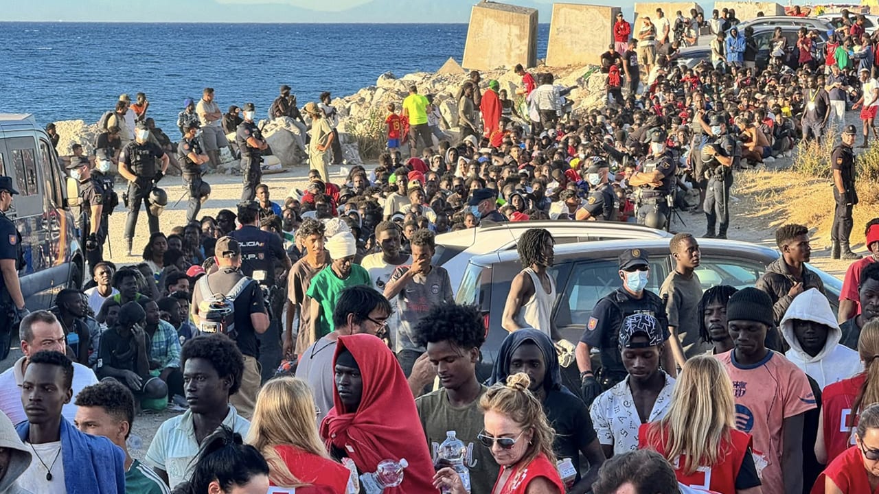 Spaanse media: Marokko vervolgt tientallen om migrantenstorm op Ceuta en Melilla