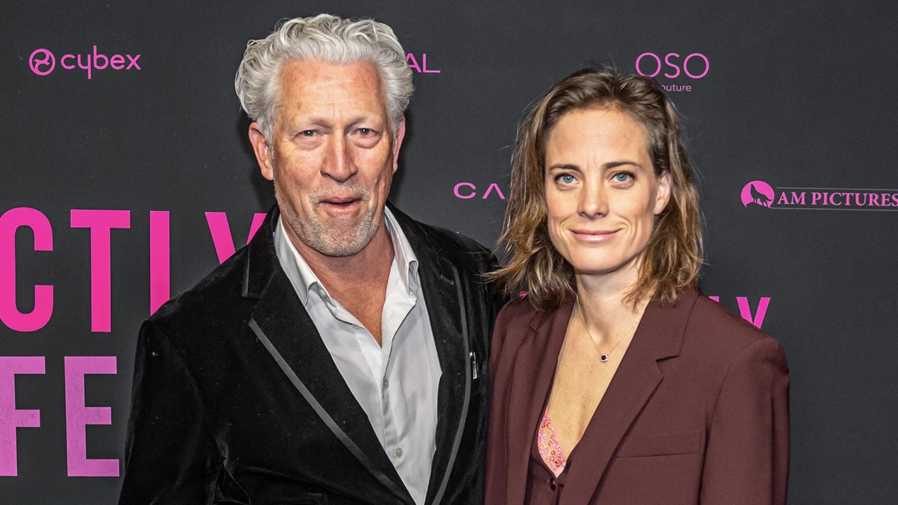 Acteur Hajo Bruins vond relatie met 28 jaar jongere vriendin 'een ding': 'Ik heb hen geen pijn willen doen'