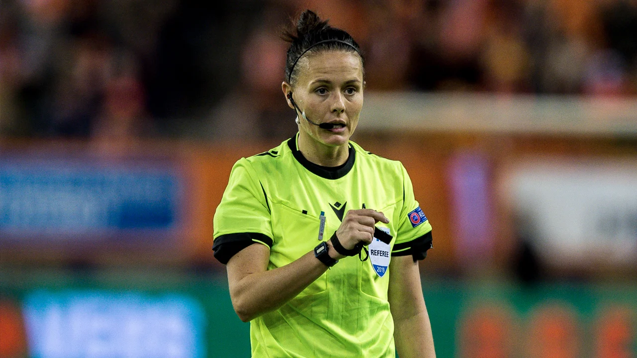 Voor het eerst vrouwelijke scheidsrechter in Engels profvoetbal