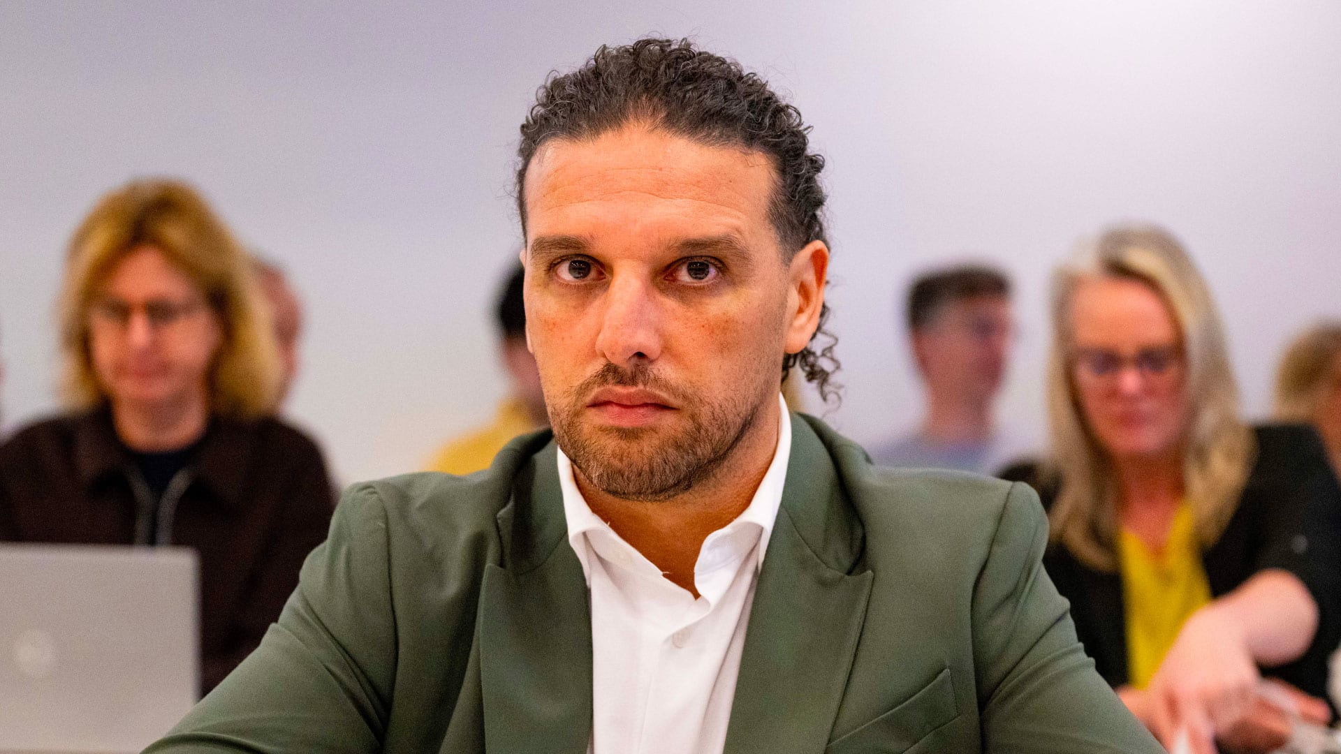 Ali B verschijnt weer op Instagram met opvallende vrolijke selfie