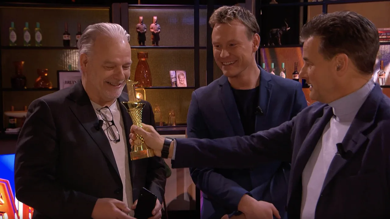 Wilfred deelt prijs uit aan Wierd Duk voor uniek moment in uitzending: 'Nooit eerder voorgekomen!'