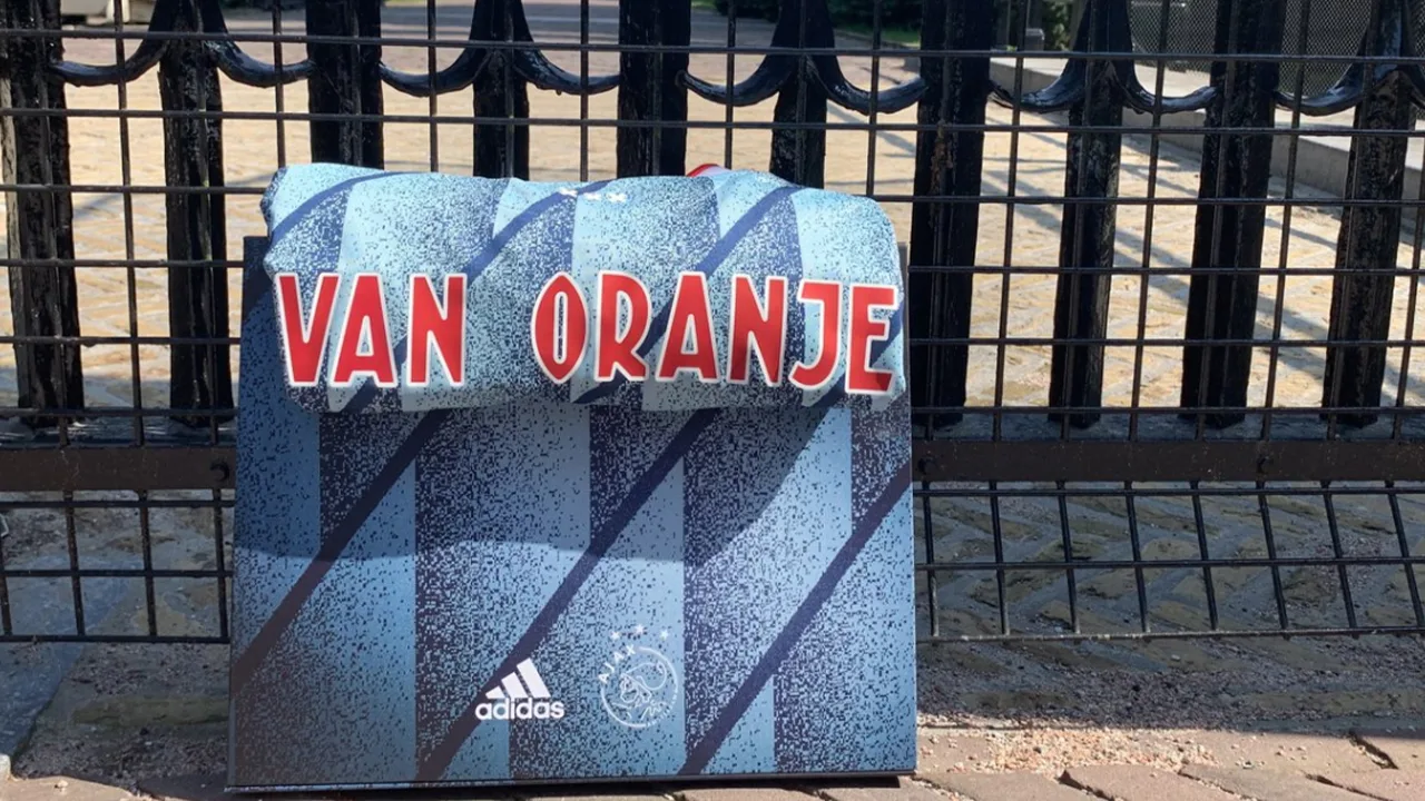 Ajax reageert ludiek op bezoek koning aan De Kuip