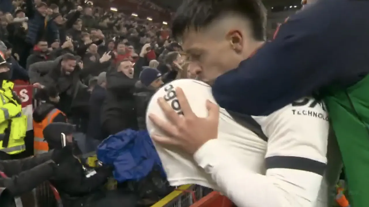 Videogoal: Lisandro Martínez schiet Manchester United op voorsprong bij Liverpool