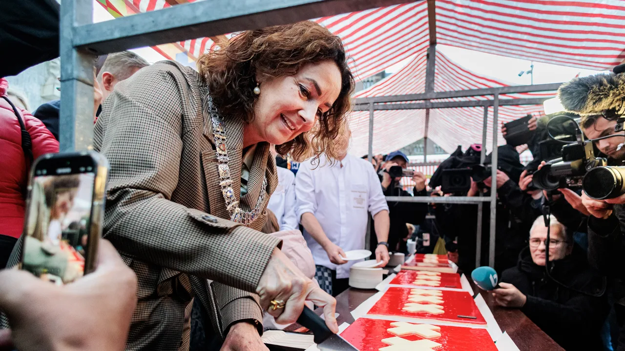 Femke Halsema snijdt taart aan op De Dam ter ere van 750-jarig bestaan Amsterdam