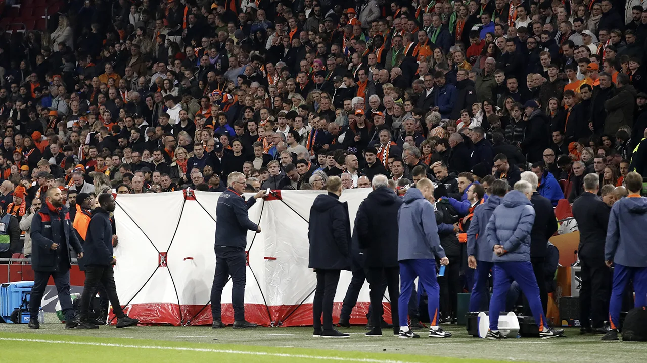 Hongaarse assistent 'stabiel en bij bewustzijn' na ernstige medische situatie bij duel Oranje