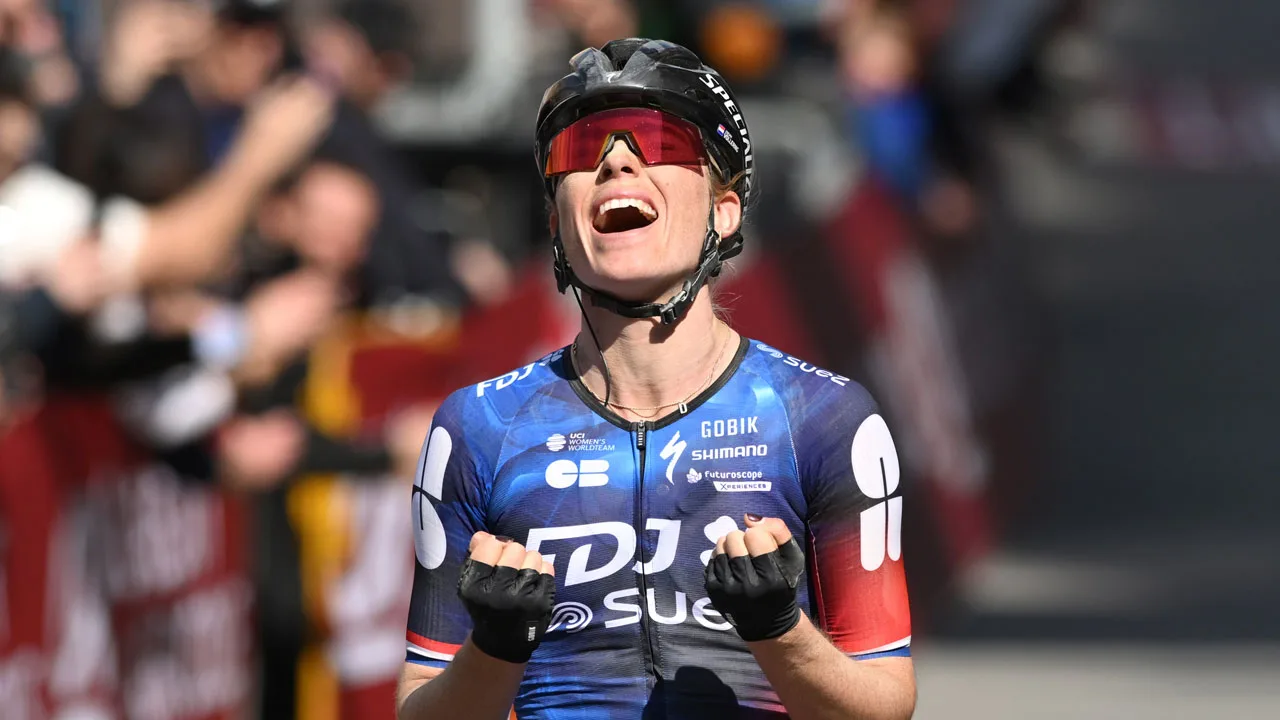 Demi Vollering verslaat oud-ploegleider en wint wielerkoers Strade Bianche