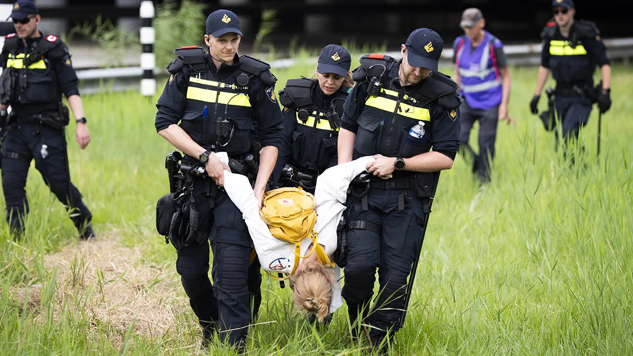 Ruim 270 Extinction Rebellion-demonstranten aangehouden na poging de A12 te blokkeren