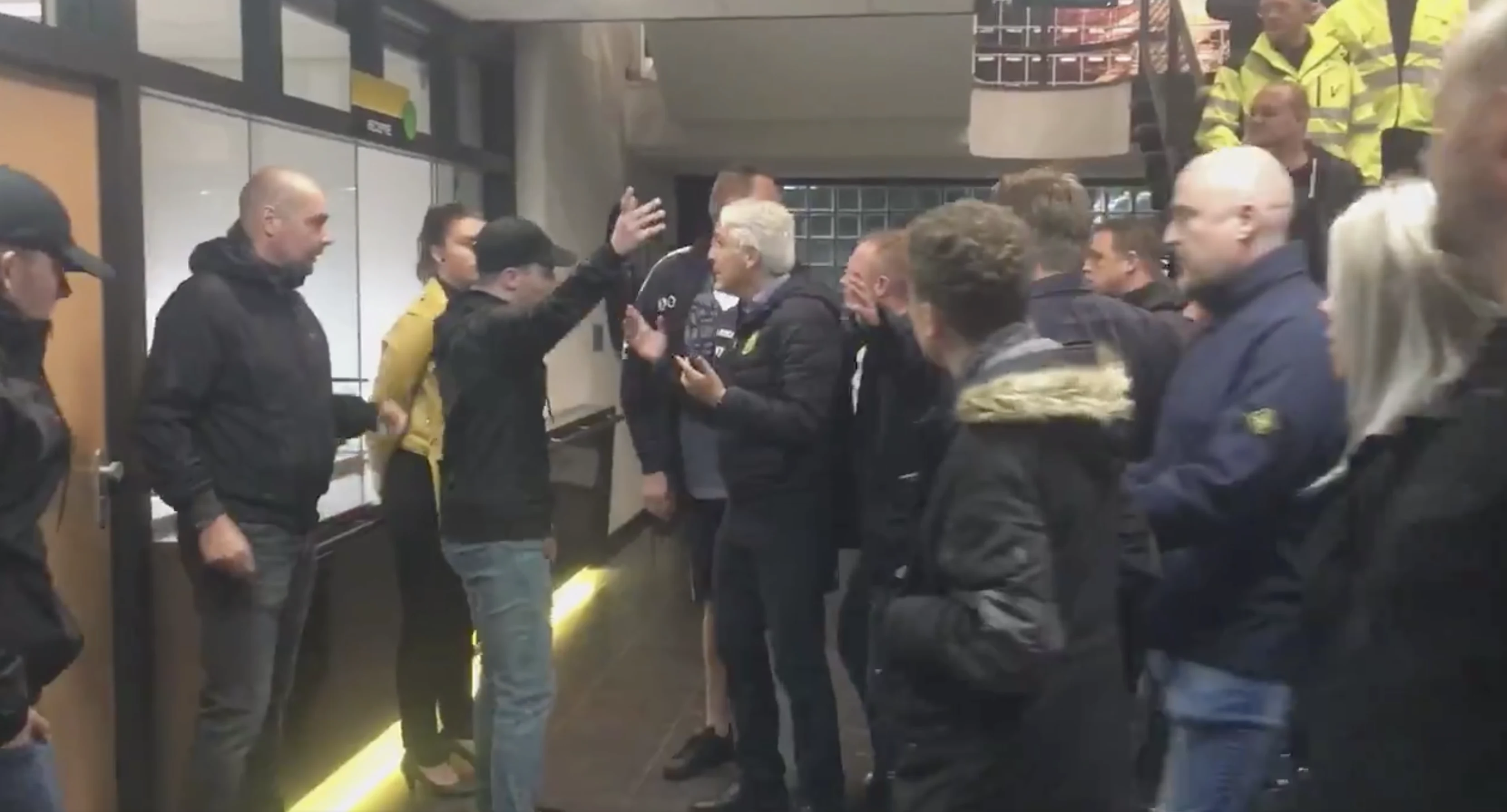 Roda-fans jagen 'geldschieter' het stadion uit 