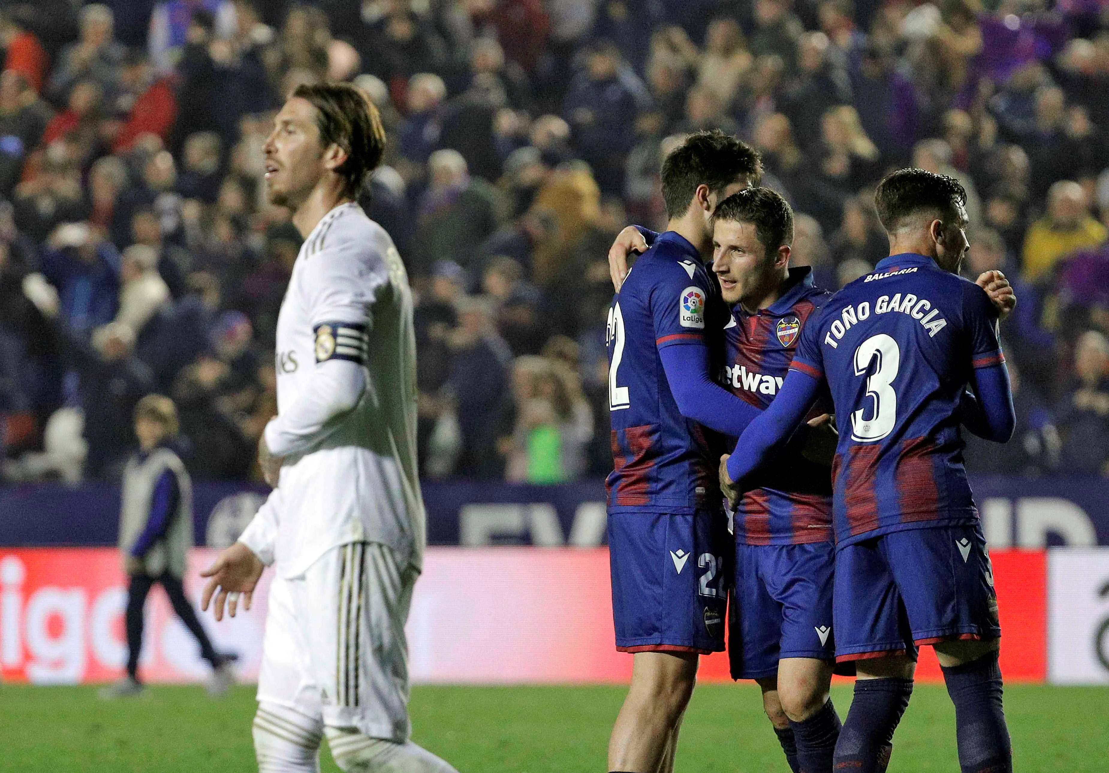 Real verliest bij Levante en moet koppositie aan Barcelona laten