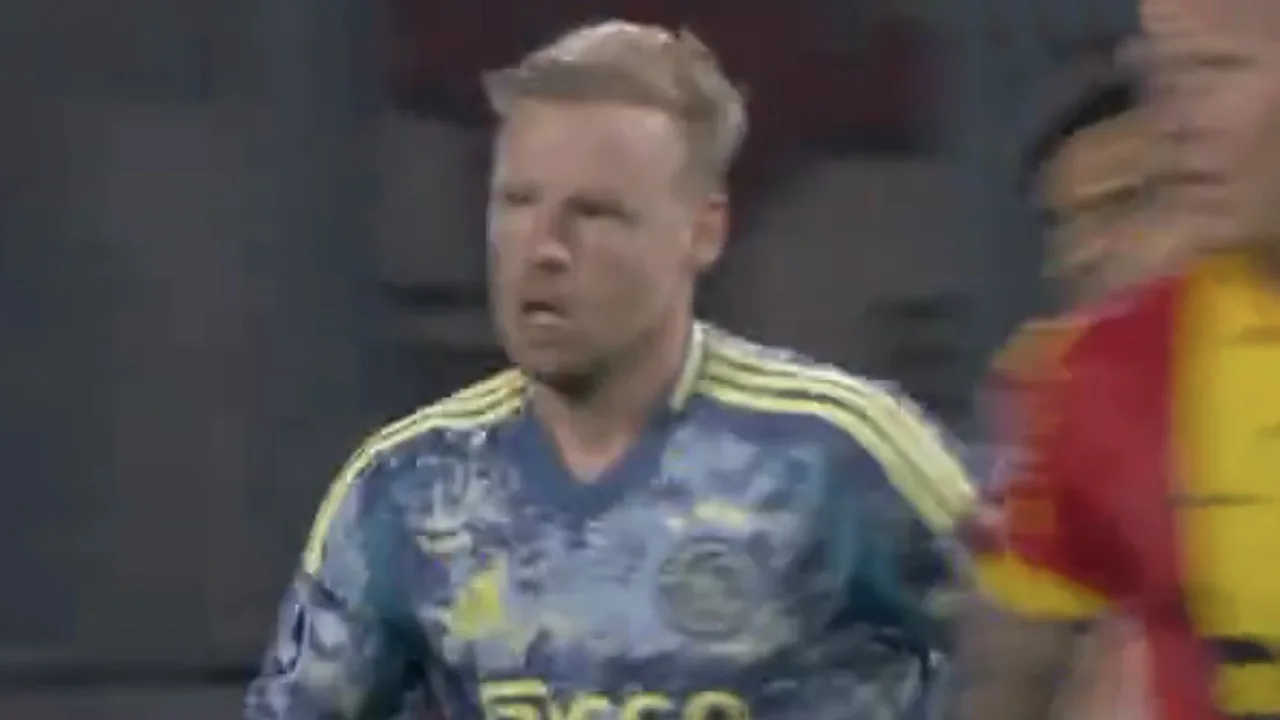 Videogoal: Davy Klaassen brengt Ajax terug in de wedstrijd tegen Go Ahead Eagles