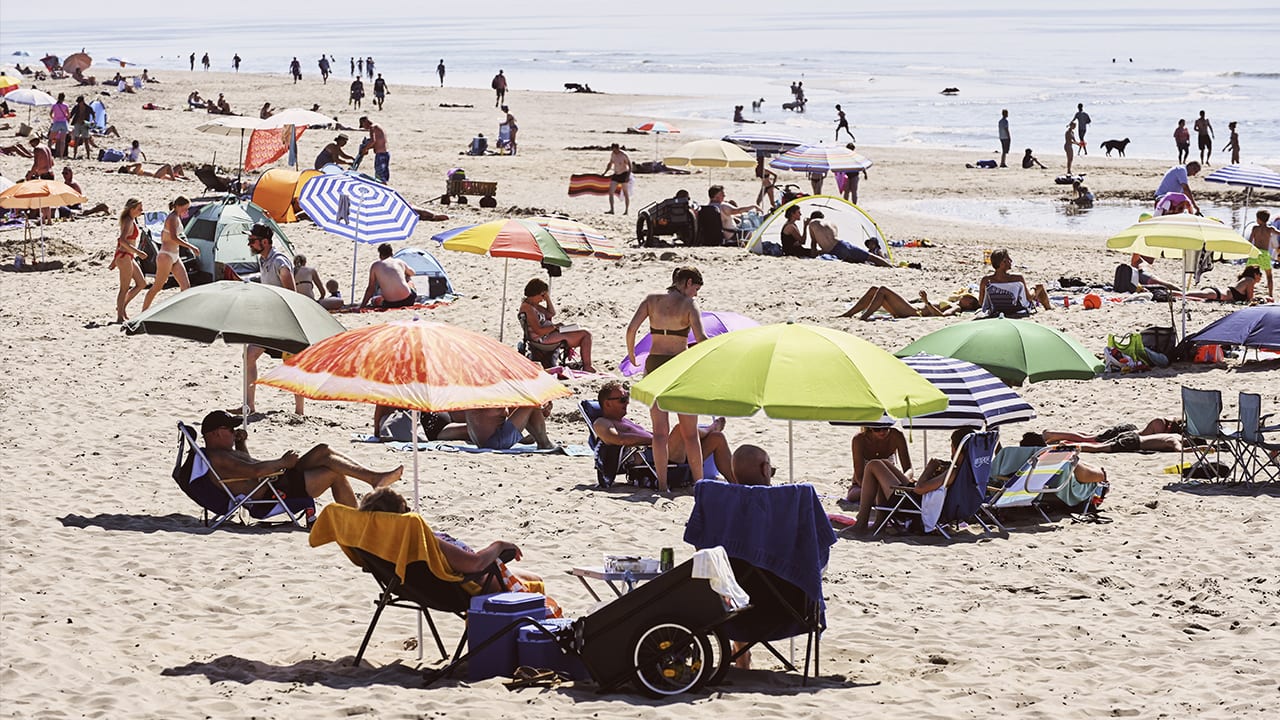 Masturberende man valt vrouwen lastig op strand en wordt twee uur later pas gearresteerd
