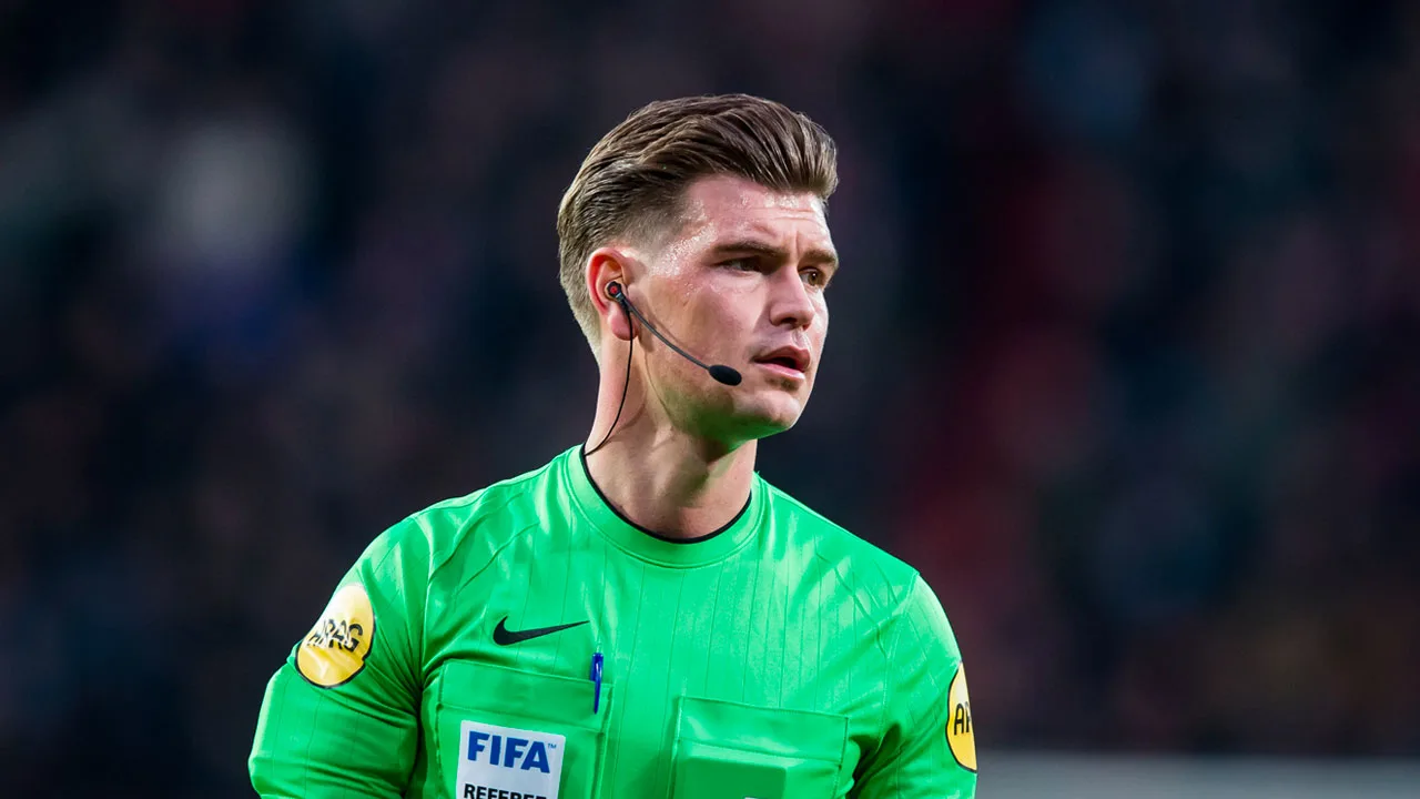 Joey Kooij mag voorlopig geen wedstrijden van Feyenoord meer fluiten