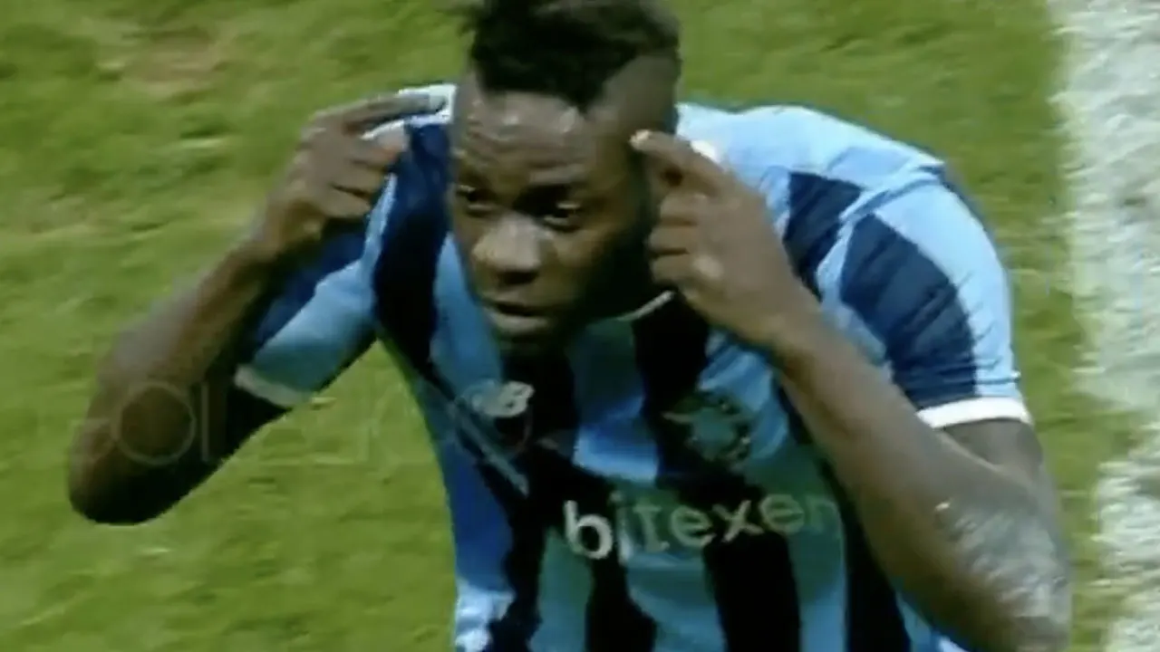 VIDEO: Balotelli juicht voor gezicht van kritische Besiktas-trainer