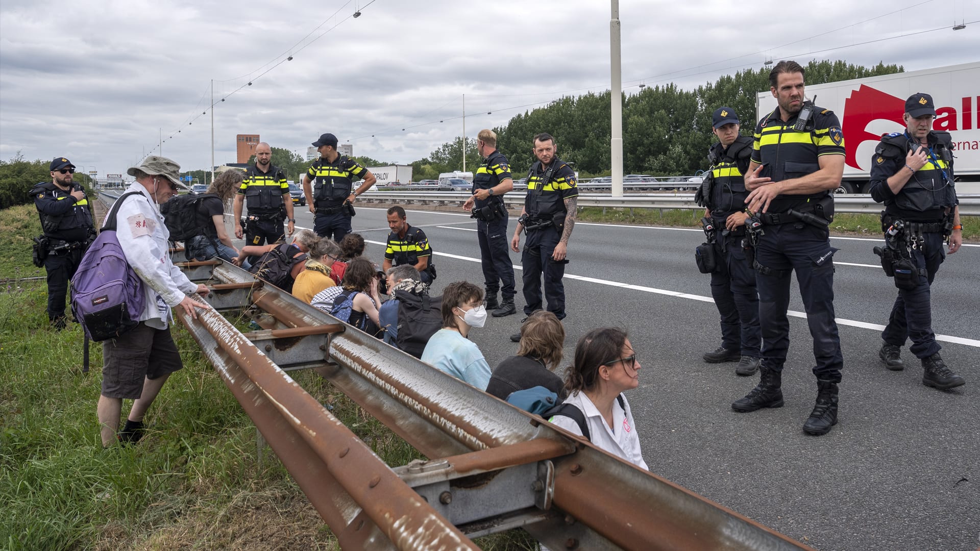 Boeren dwarsbomen klimaatdemonstratie Extinction Rebellion bij A12