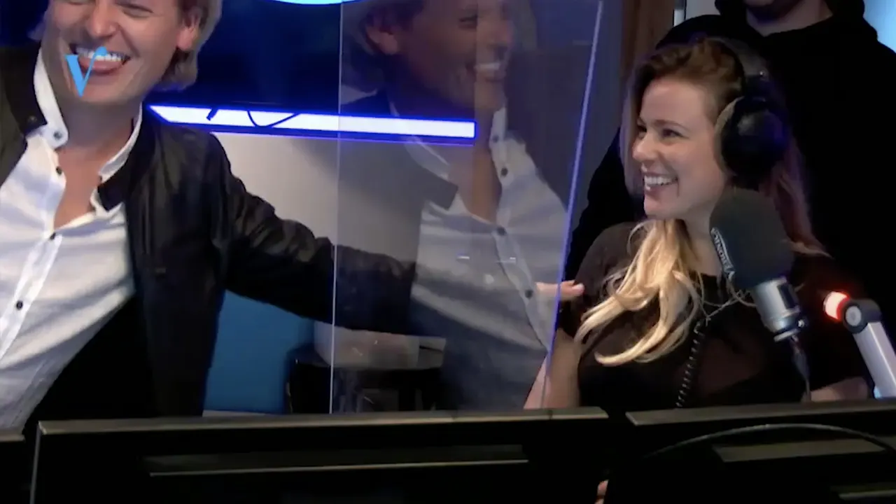 Thomas Berge kan zijn handen niet van nieuwslezeres Celine afhouden