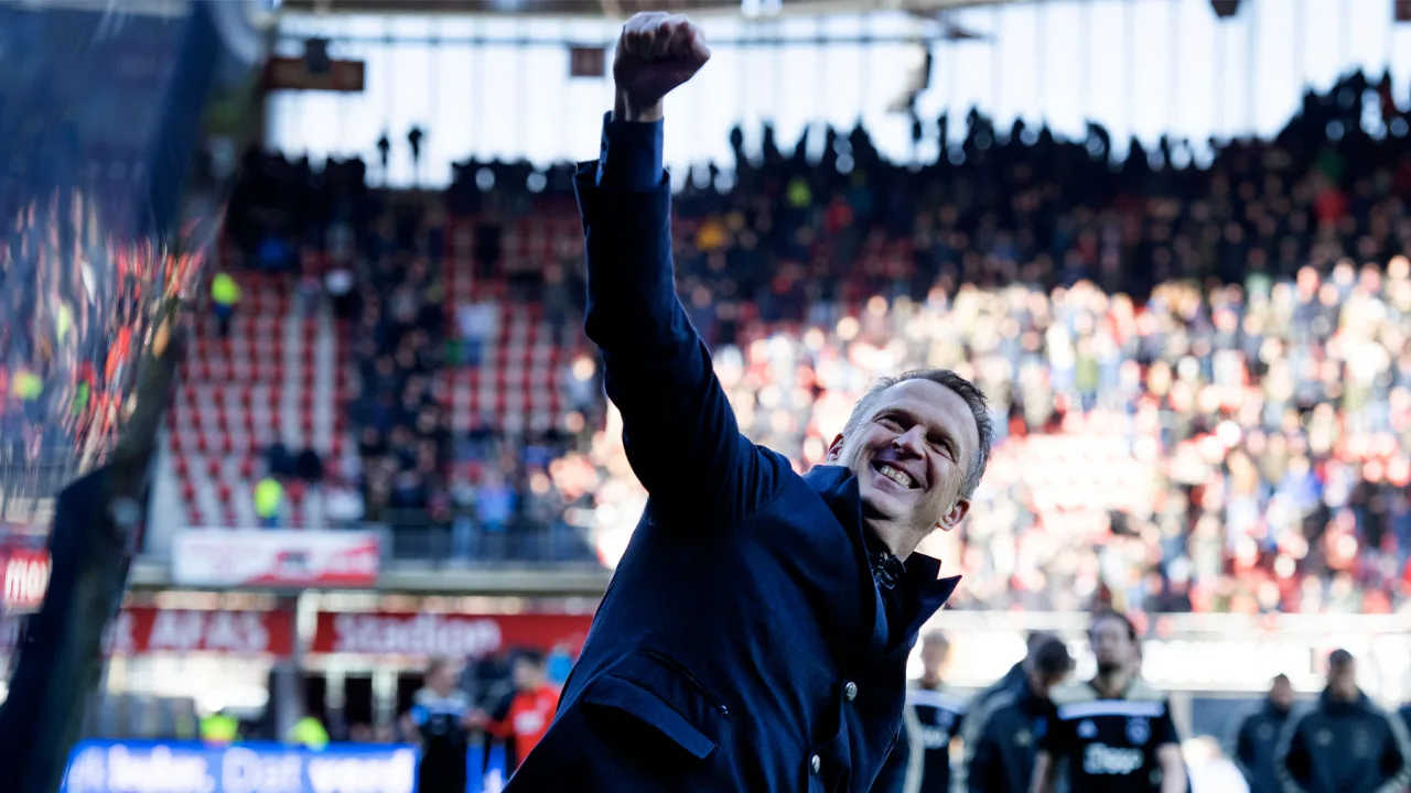 Van den Brom rekent op strijd in halve finale 