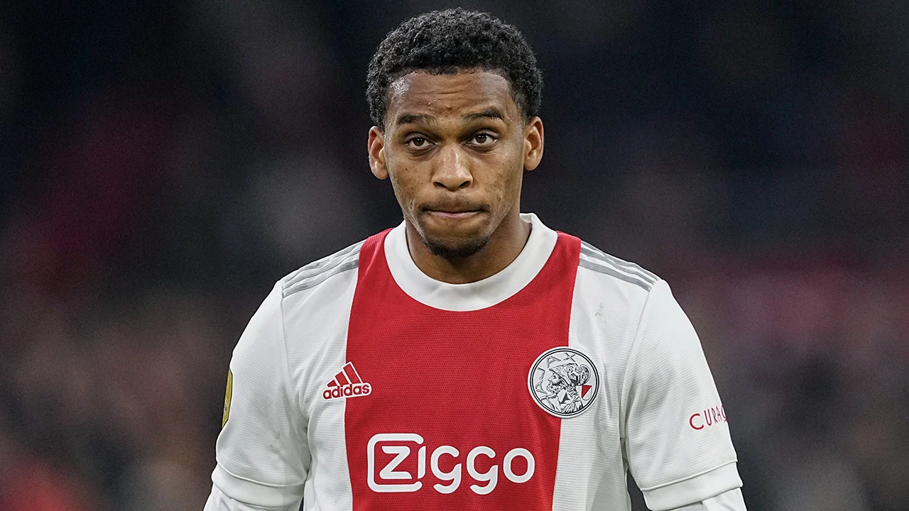 Manchester United-fans woedend op Jurriën Timber na bericht op Twitter 