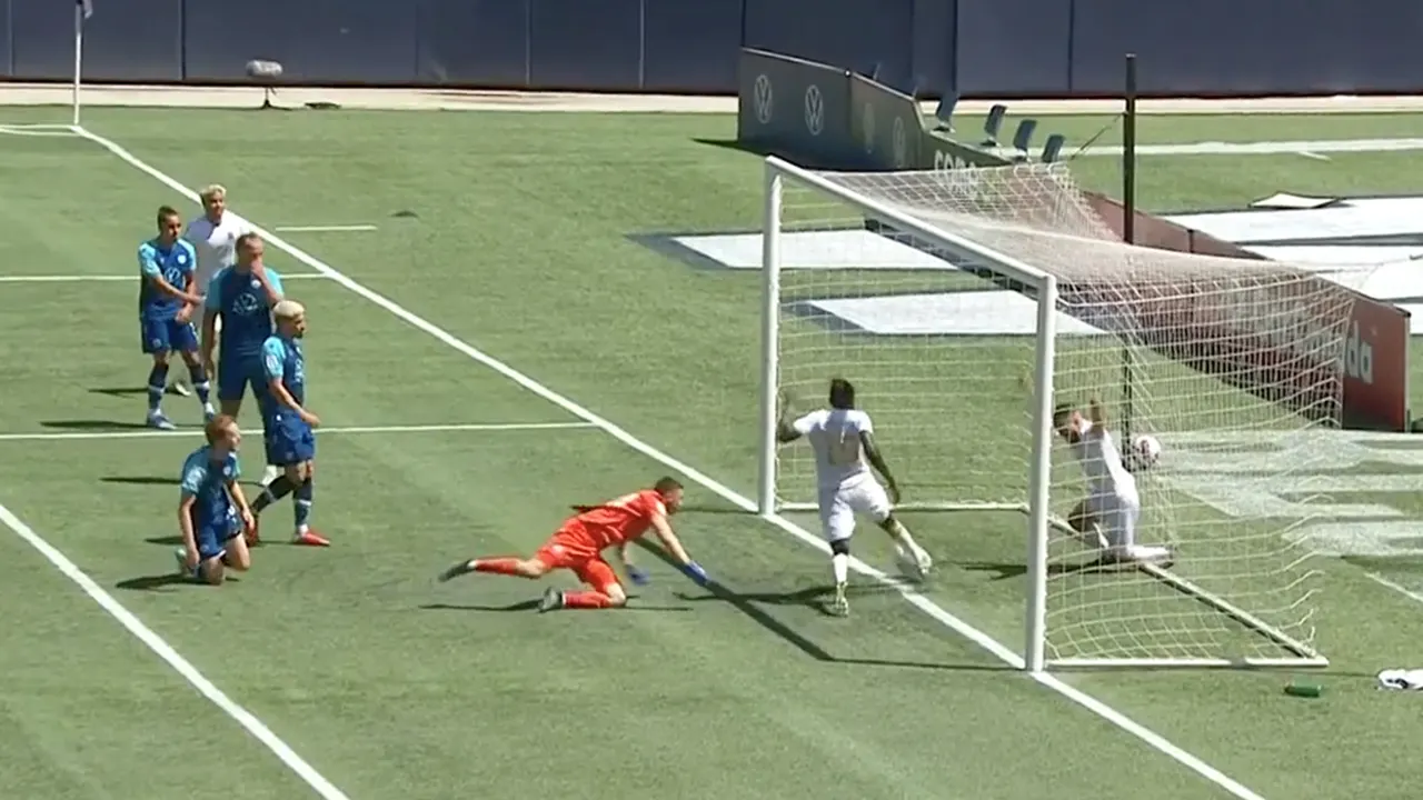 Bizarre misser: bal ligt op doellijn, maar speler schiet alsnog naast