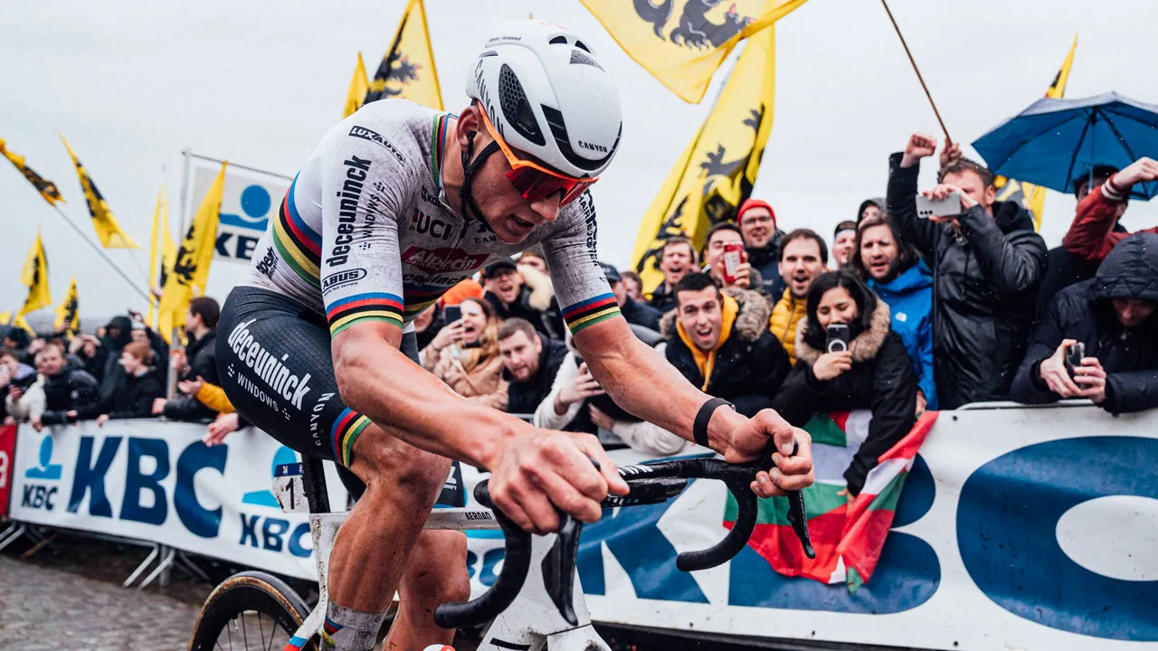 Politie opent onderzoek naar biergooiers bij Mathieu van der Poel