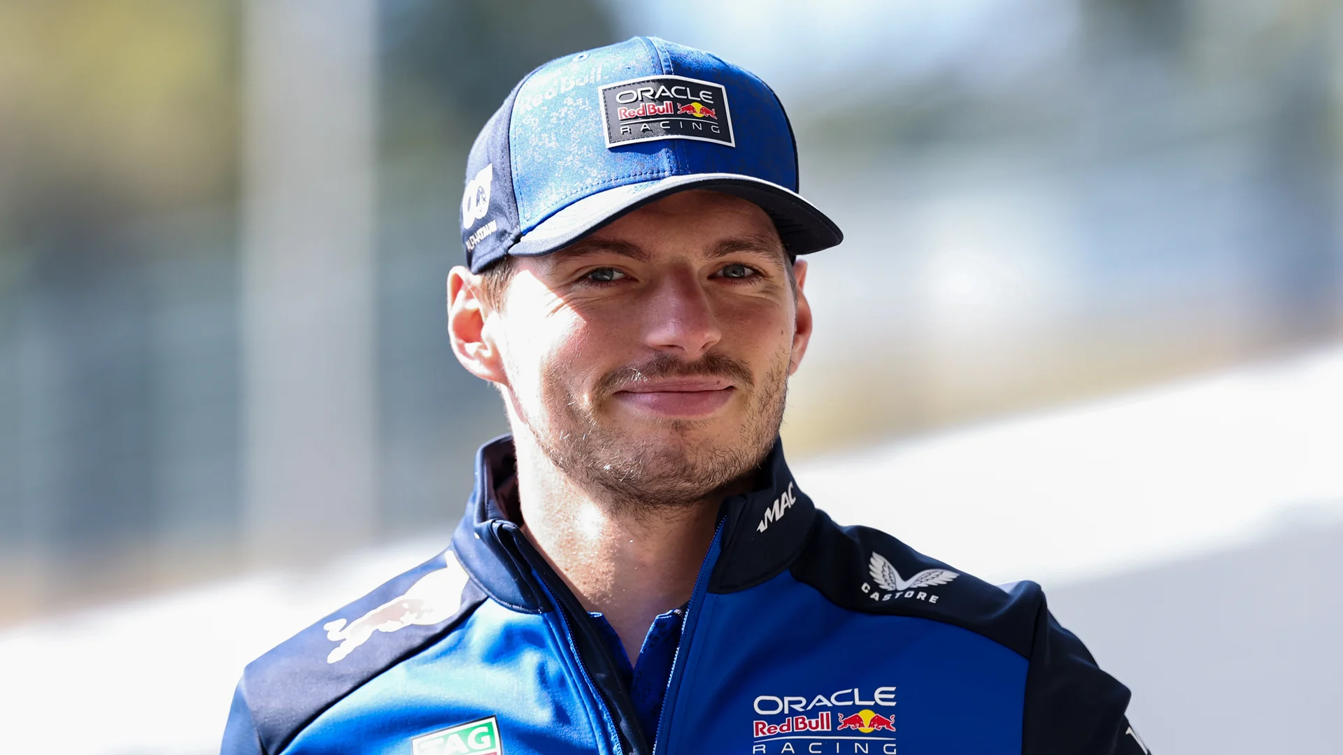 Max Verstappen gaat het theater in