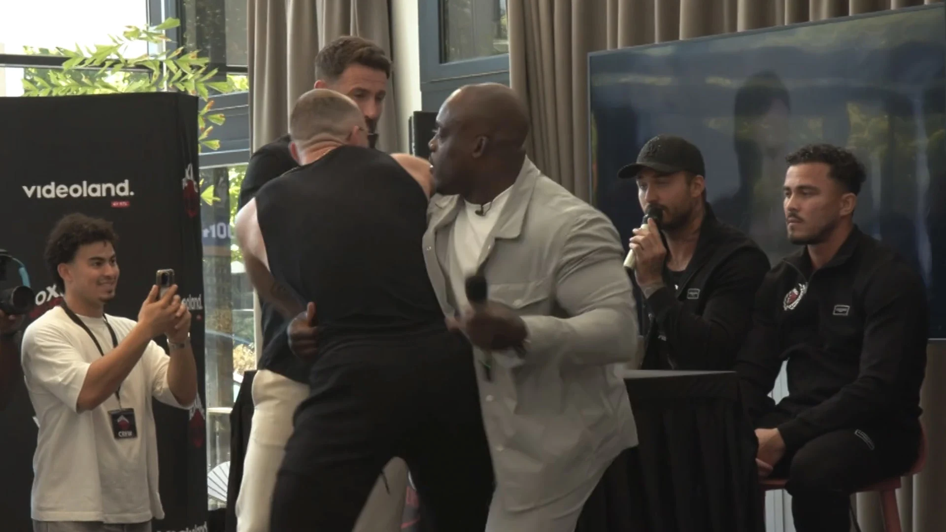 Influencer DieTim vliegt Dave Roelvink aan tijdens staredown: ‘Kom hier!’