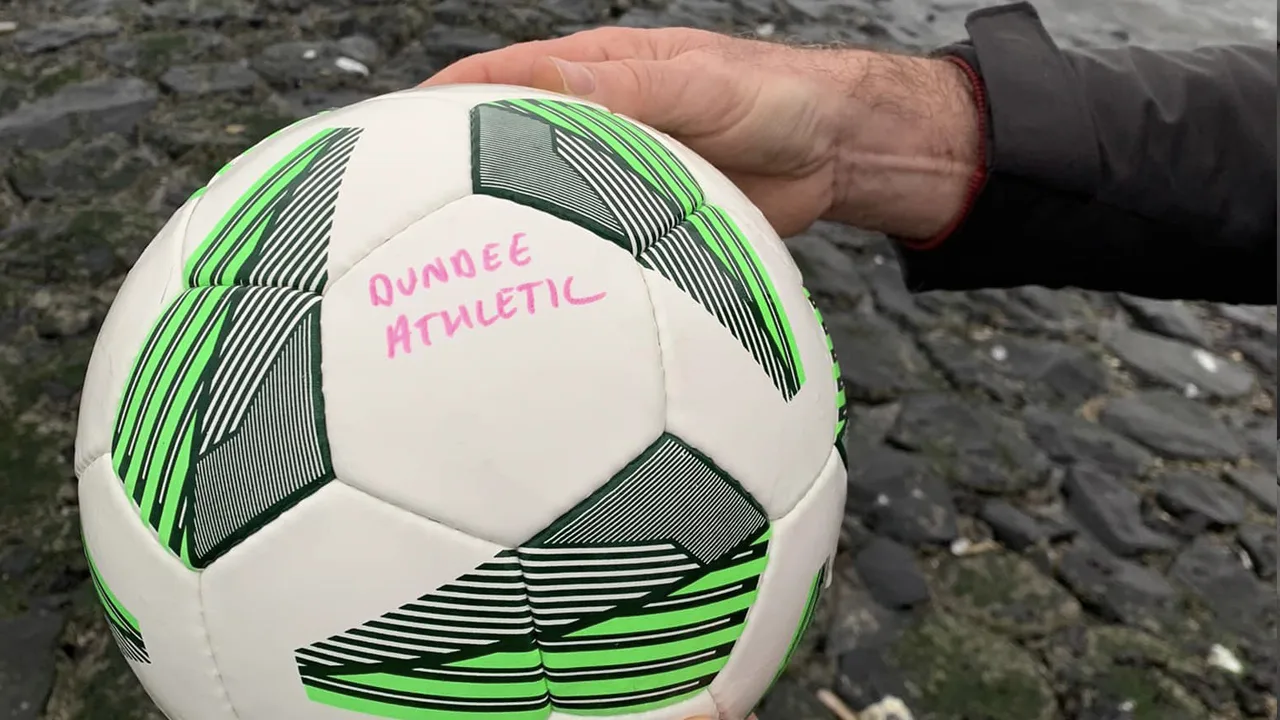 Bal belandt te water in Schotland en spoelt twee weken later aan op Vlieland