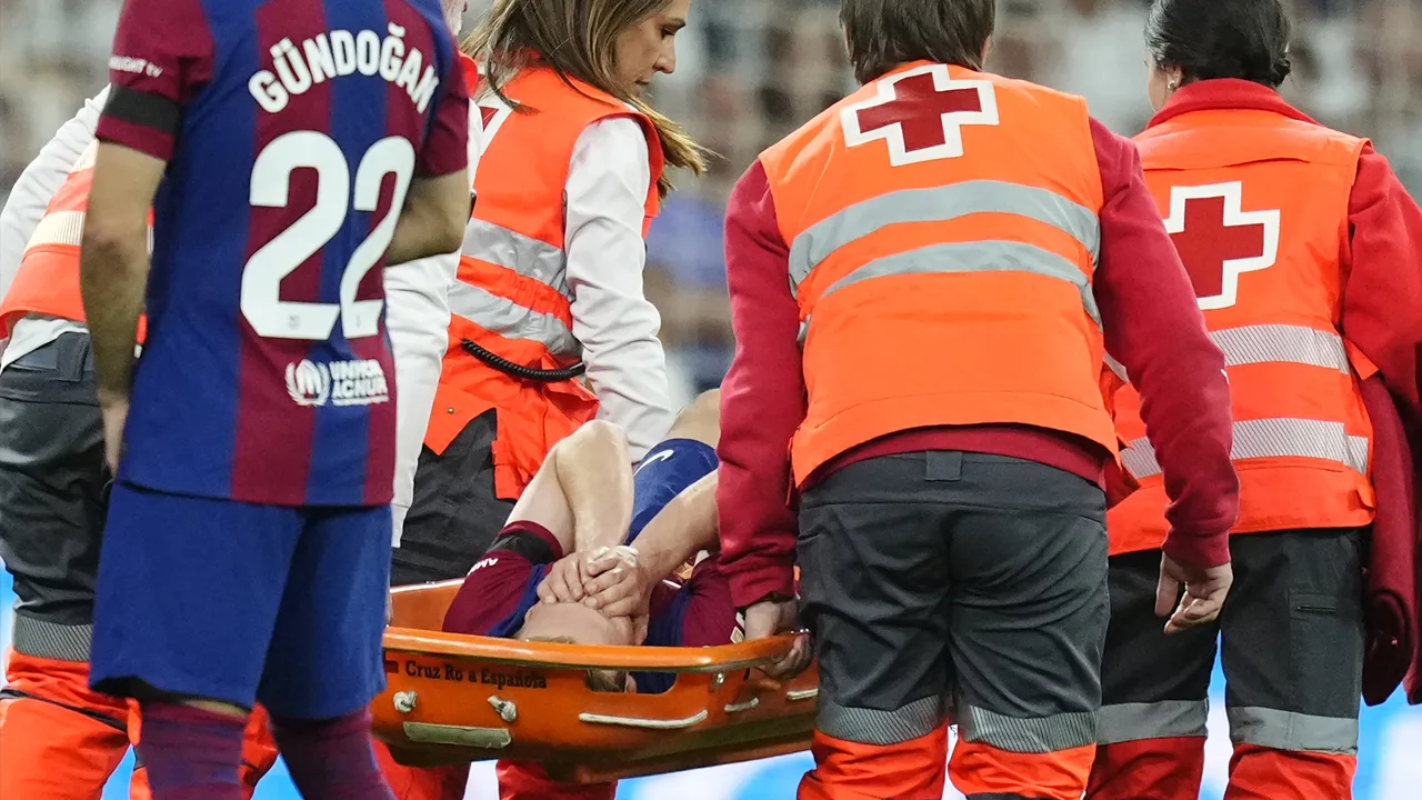 Frenkie de Jong verlaat Clásico per brancard