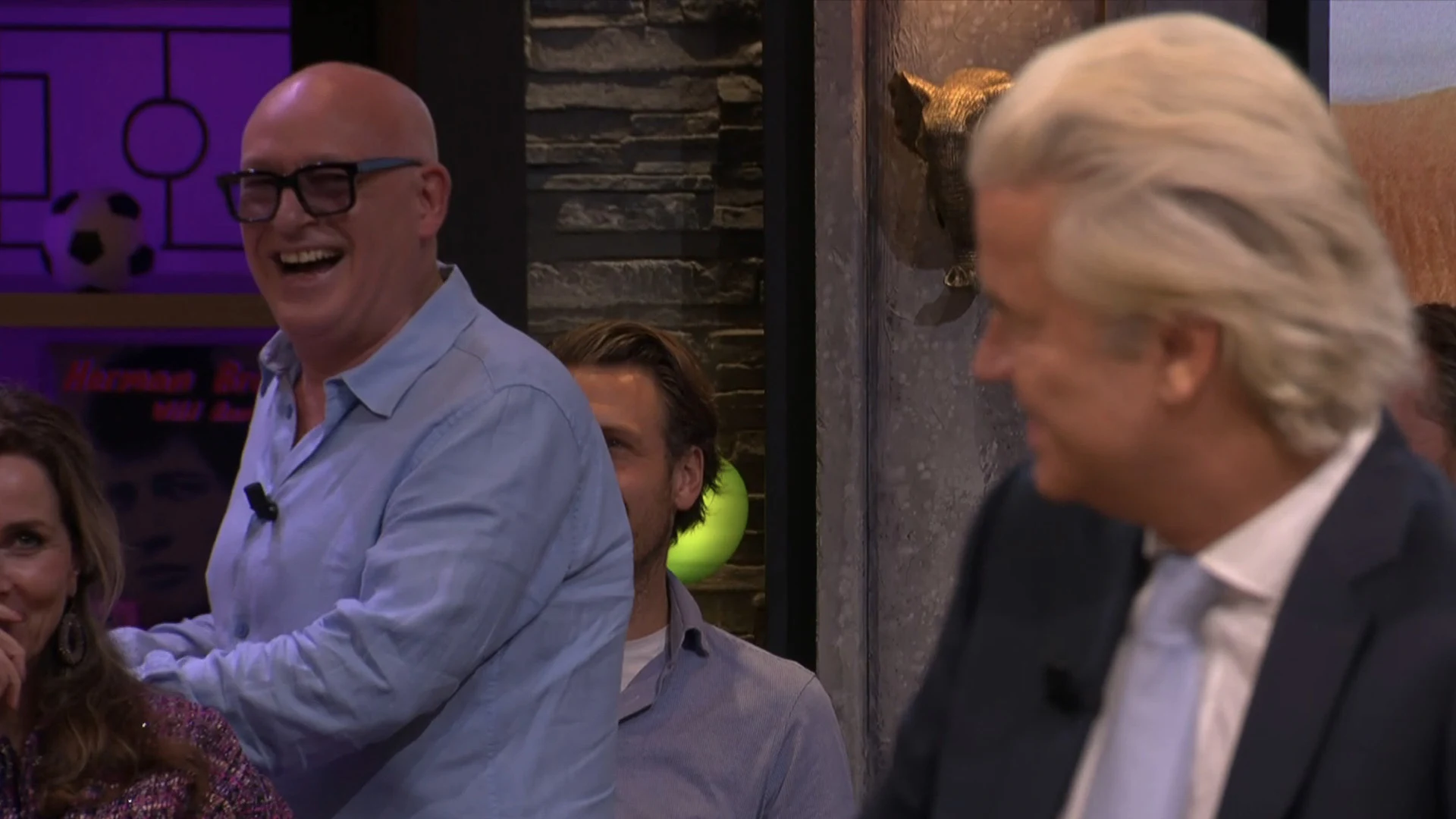 René van der Gijp haalt mes om taart te snijden: 'Die bewaker van Wilders wordt helemaal gek!'