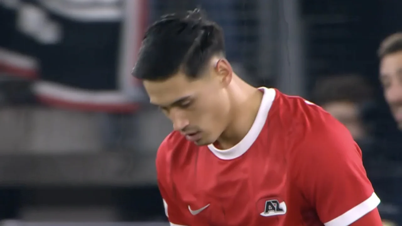 KANS: Reijnders raakt de buitenkant van de paal