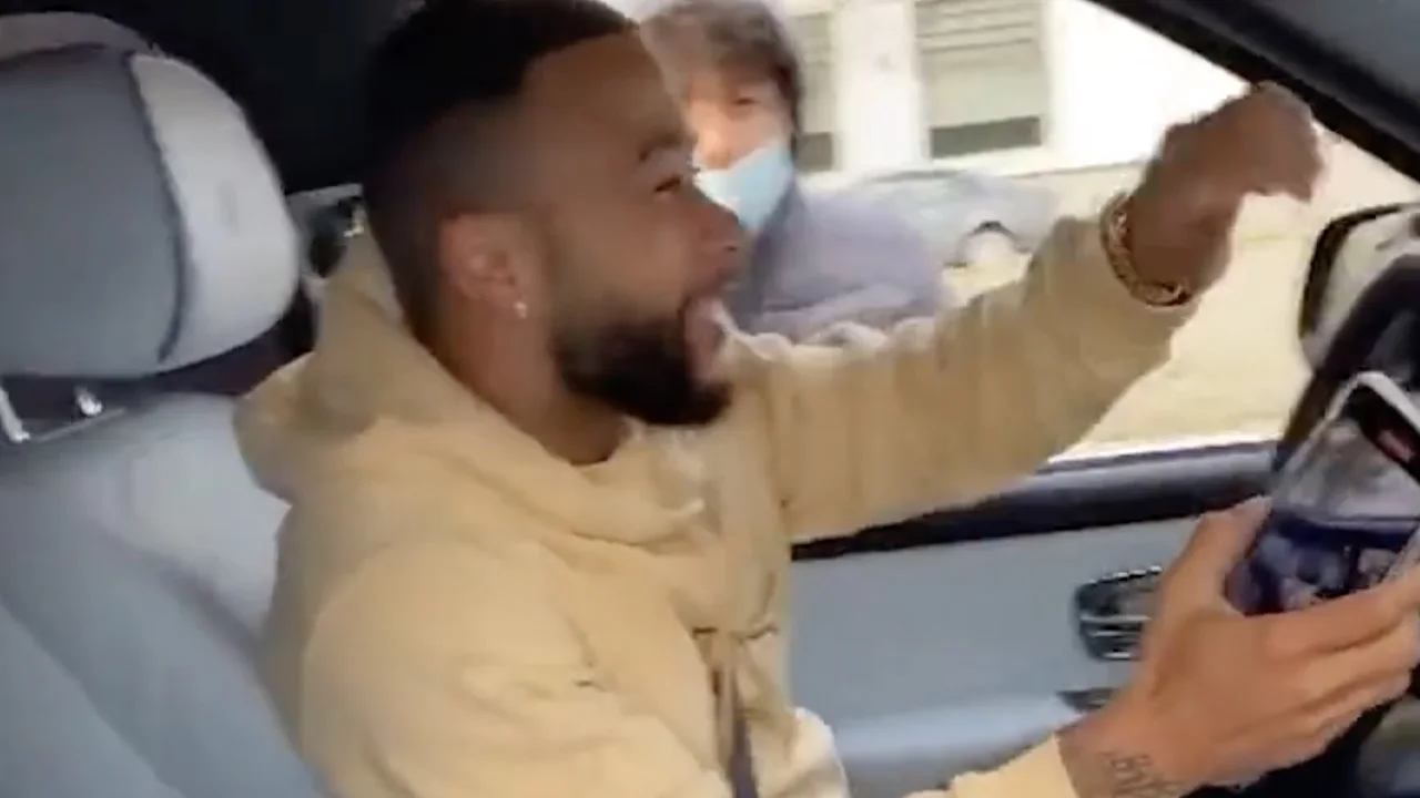 Memphis 'steelt' telefoon van fan tijdens fotomoment