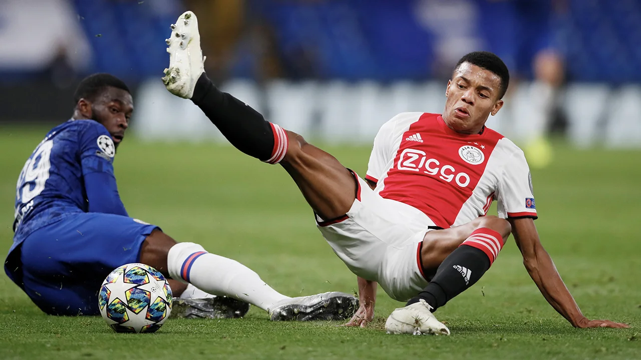 Neres tot winterstop uitgeschakeld voor Ajax