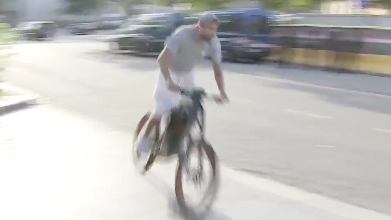 Piqué fietst in volle vaart richting Camp Nou voor wedstrijd Barcelona