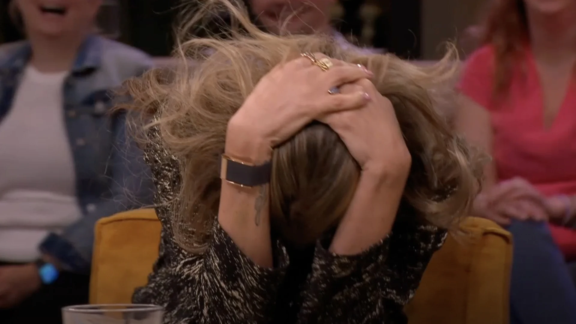 Dilan Yeşilgöz duikt onder tafel bij Vandaag Inside: 'Ik wil die foto niet zien!'