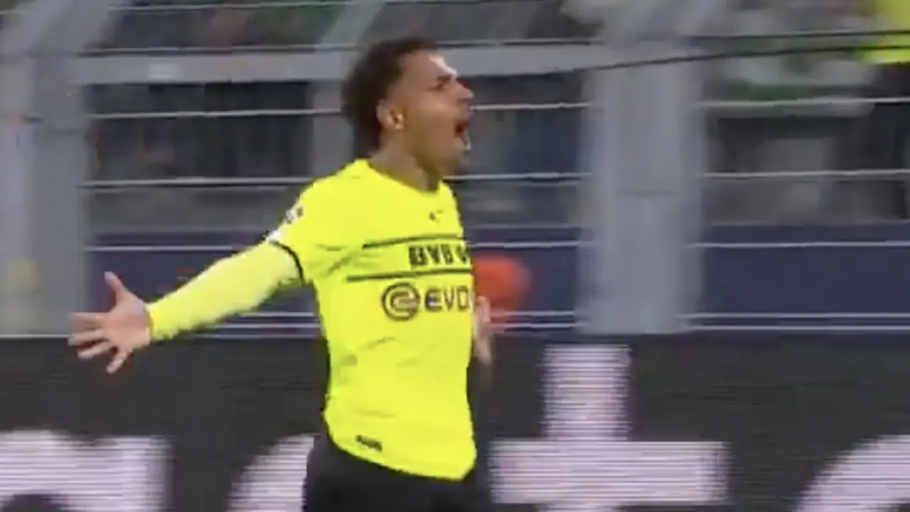 VIDEOGOAL: Donyell Malen maakt eerste doelpunt voor Dortmund