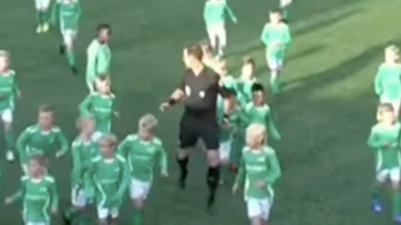 Bas Nijhuis 'overruled' door VAR-beslissing jeugdspelertjes