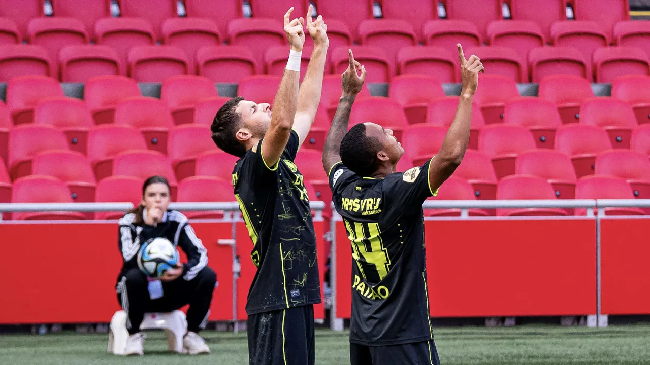 Feyenoord boekt historische 0-4 zege op Ajax in Johan Cruijff Arena